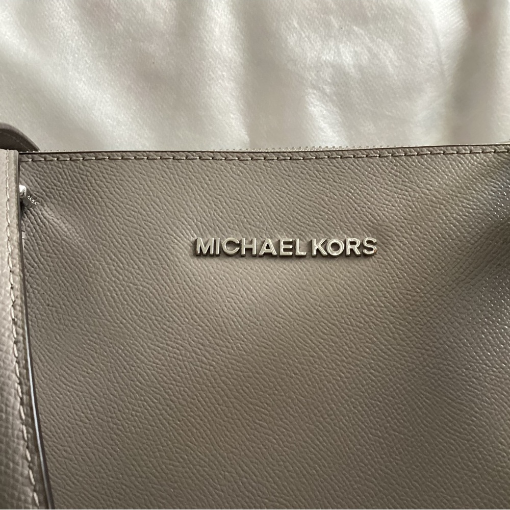 Michael Kors ‘Charlotte’ Saffiano Leather Tote - Picture 3 of 15